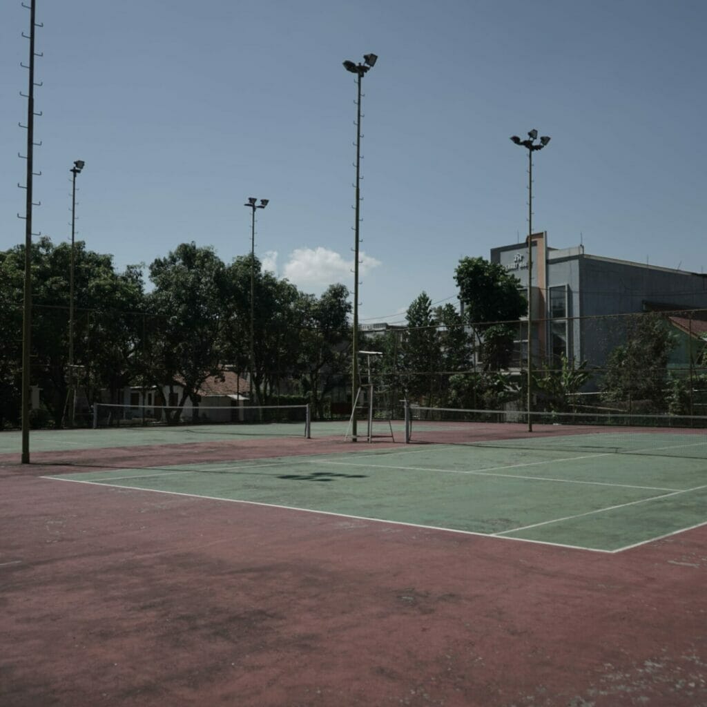 lapangan tennis tel-u