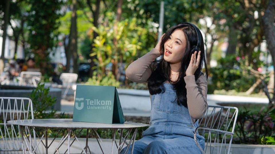 S1 desain komunikasi visual