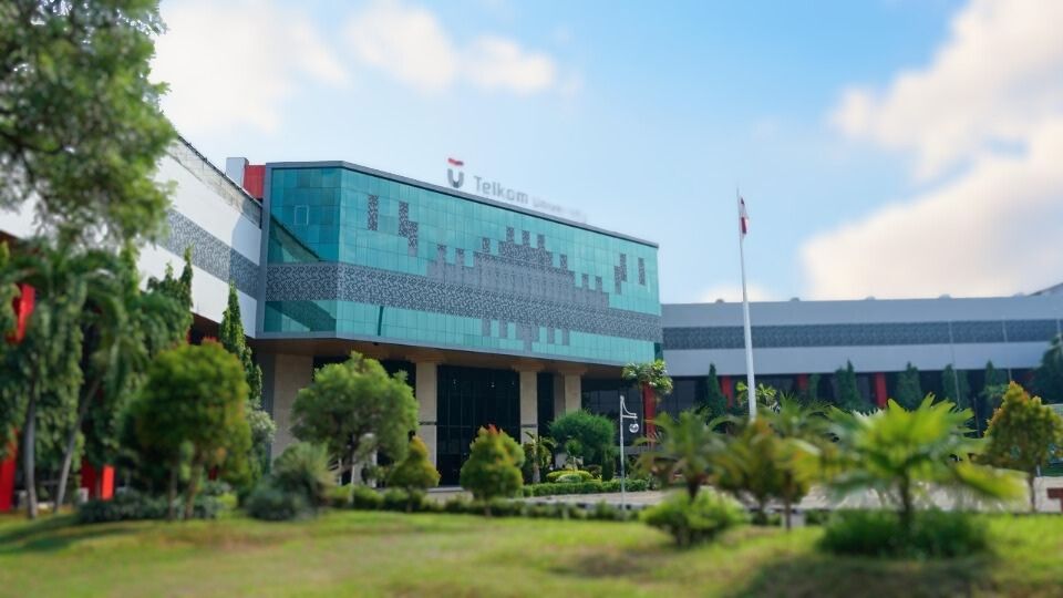 Banner Telkom University Kampus Surabaya