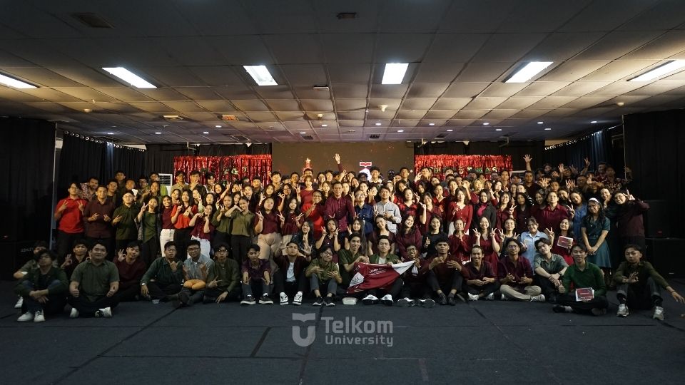 Intip Keseruan Perayaan Natal di Telkom University Kampus Surabaya